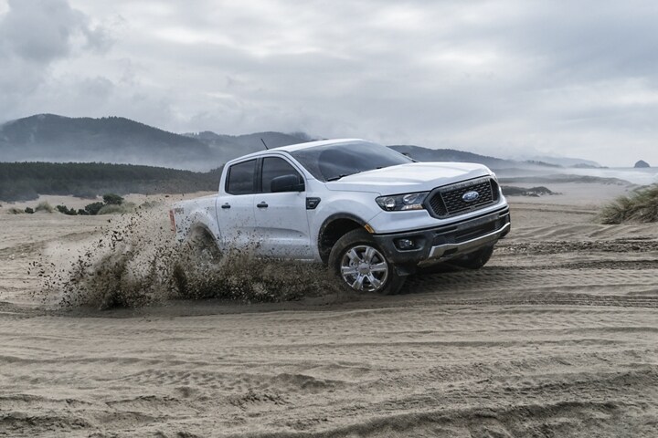Una Ford Ranger 2023 andando en modo todo terreno