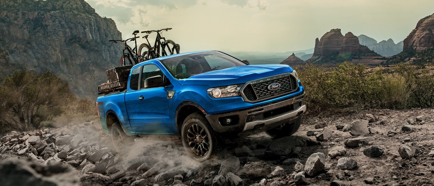 Una Ford Ranger 2023 circulando por terreno montañoso y rocoso