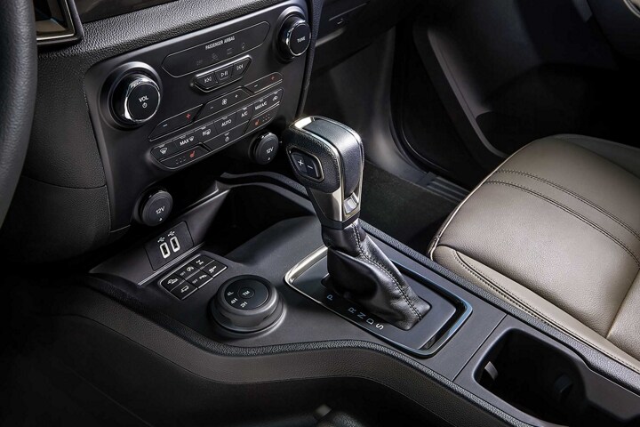 Palanca de cambios y consola fluida de la Ford Ranger LARIAT 2023