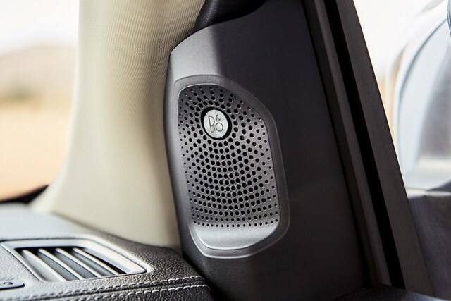 Se incluye altavoz instalado en la columna con Sistema de Sonido B&O de Bang & Olufsen disponible