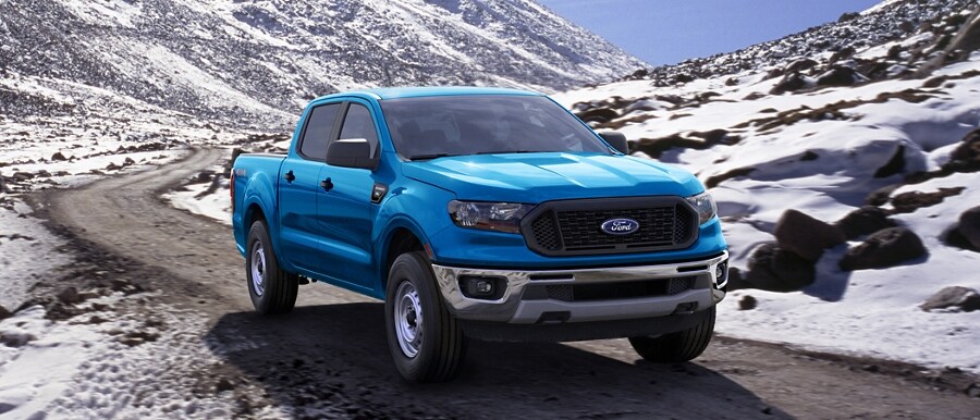 Una Ford Ranger® Lariat 2023 con el paquete de Apariencia Cromada en velocity blue estacionada en la nieve