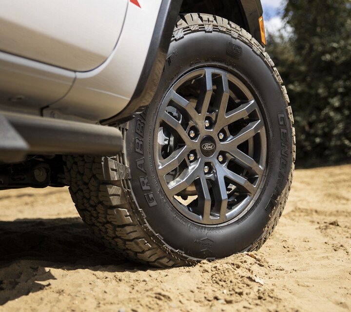 Ford Ranger® 2023 en Iconic Silver, con un primer plano de las ruedas de aluminio de 17”