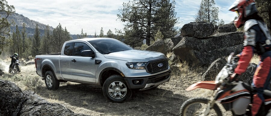 Una Ford Ranger® 2023 estacionada en un sendero con motos que se acercan