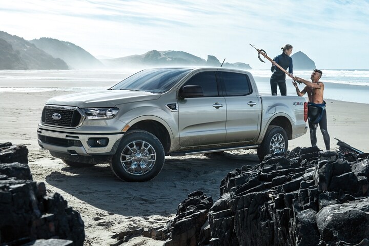 Se muestra una Ford Ranger® FX4 2023 en Iconic Silver cargada con un equipo de surf