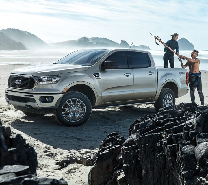Se muestra una Ford Ranger® FX4 2023 en Iconic Silver cargada con un equipo de surf