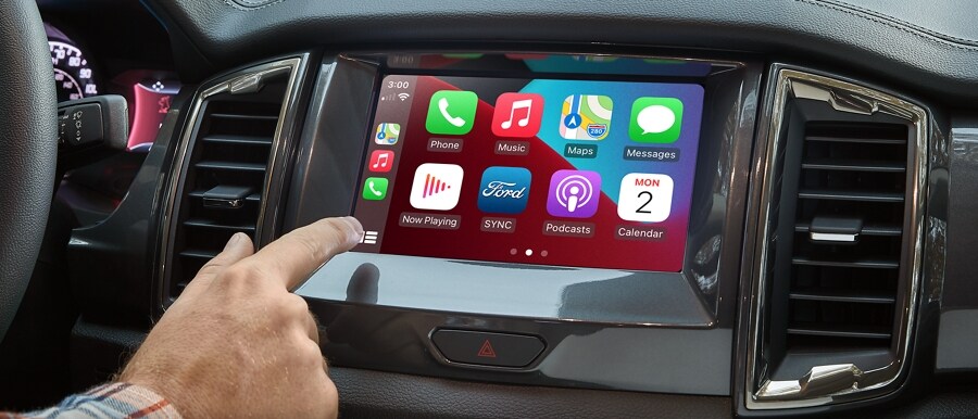 Vista interior del tablero y SYNC 3 con pantalla que muestra Apple CarPlay de una Ford Ranger 2023