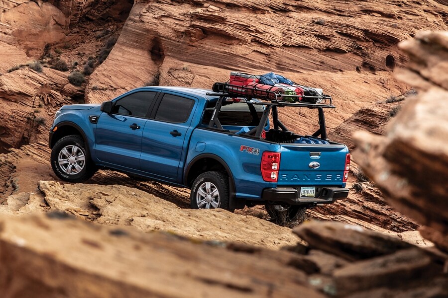 Una Ford Ranger® XLT FX4 2023 en Velocity Blue estacionada sobre unas rocas