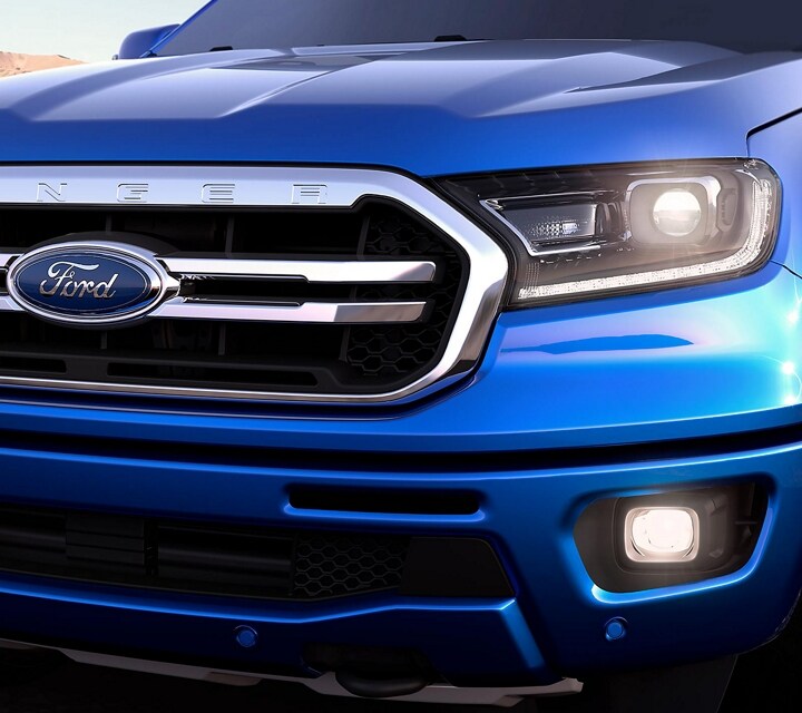 Se muestra una Ford Ranger® 2023 en Velocity Blue con un primer plano de la parrilla