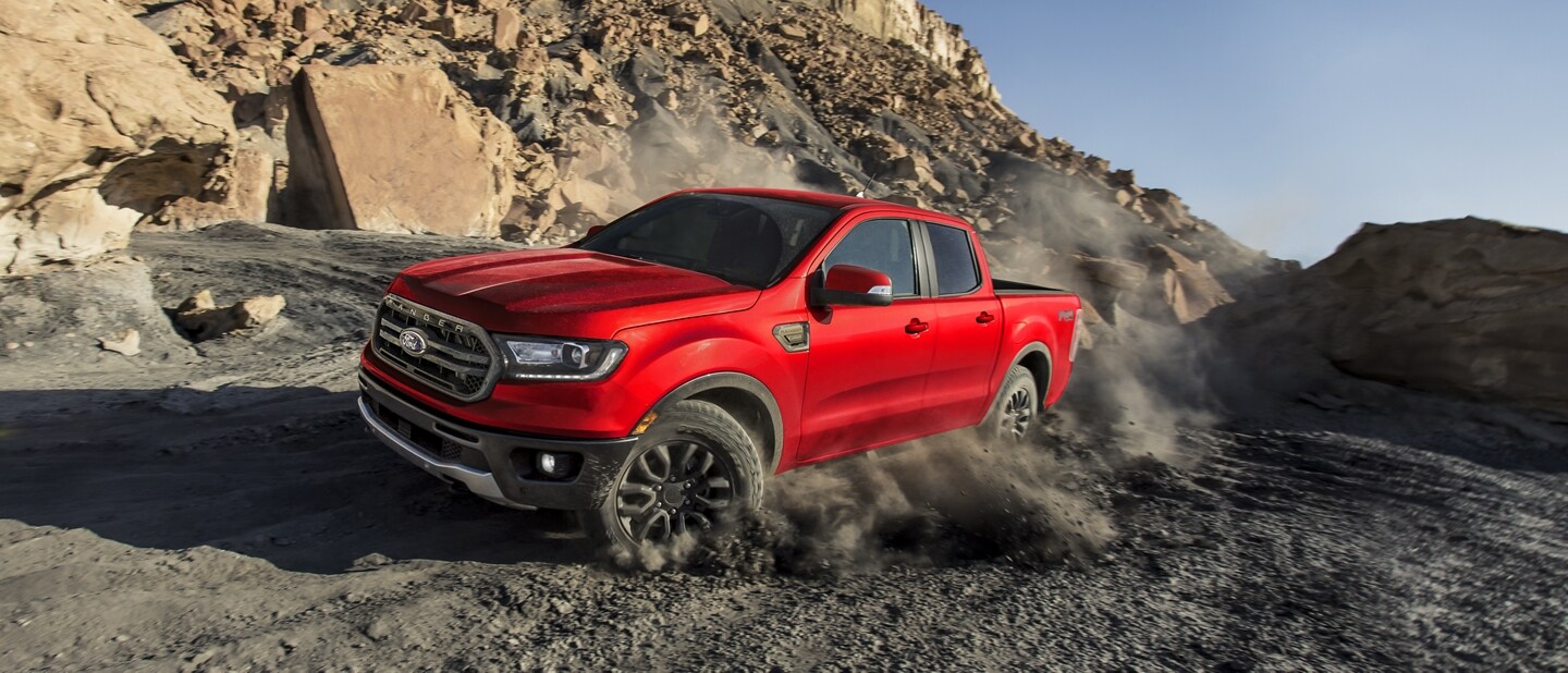 Una Ford Ranger® 2023 en Race Red circulando por una colina rocosa