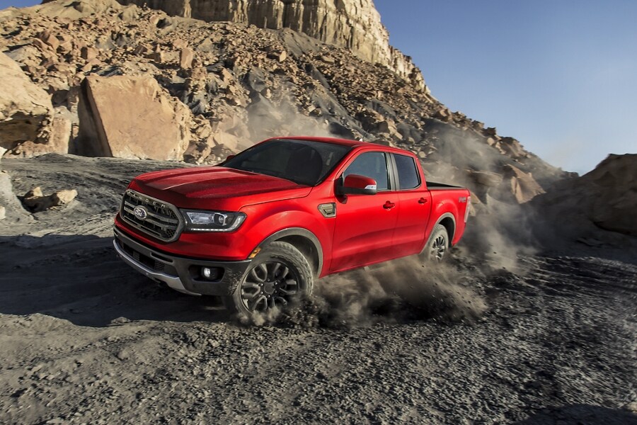 Una Ford Ranger® 2023 en Race Red circulando por una colina rocosa