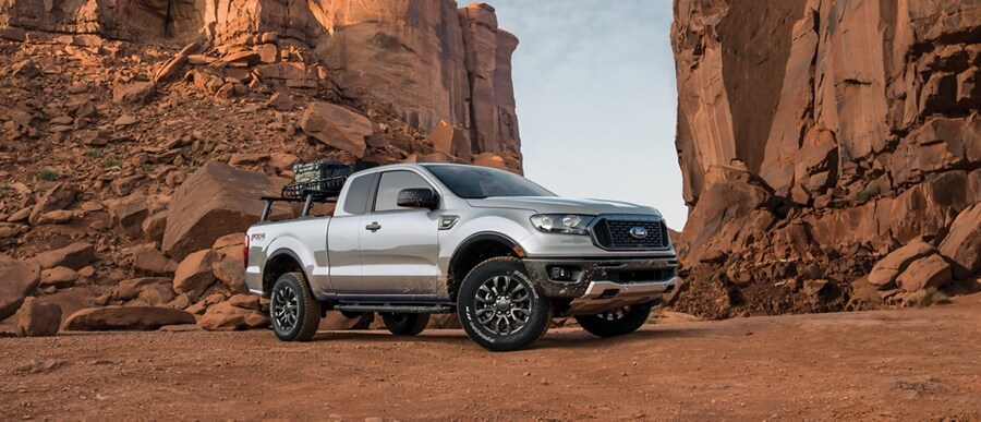 Se muestra una Ford Ranger® FX4 2023 en Iconic Silver con el paquete de apariencia deportiva estacionada