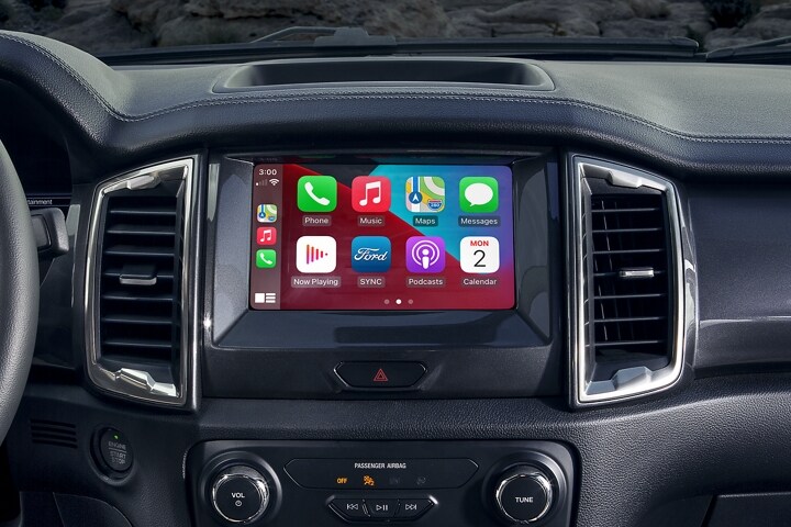 Interior de la Ford Ranger LARIAT 2023 con volante forrado en cuero y pantalla táctil de 8” en la consola central