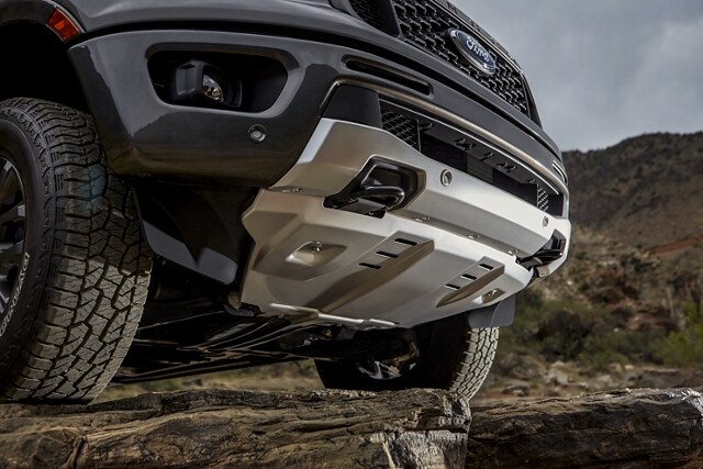 Placa de deslizamiento de acero expuesta de una Ford Ranger 2023 debajo de la defensa delantera