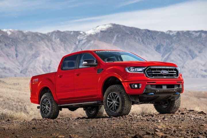 Una Ford Ranger 2023 con el Paquete Nivel 2 de Piezas de Desempeño Ford estacionada en una colina desértica