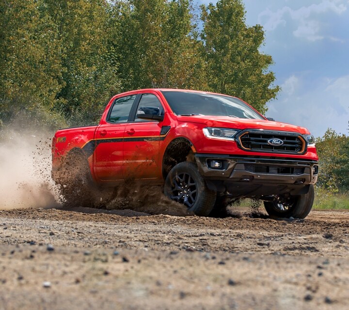 Una Ford Ranger® SuperCrew® 2023 en Race Red levantando polvo en un camino