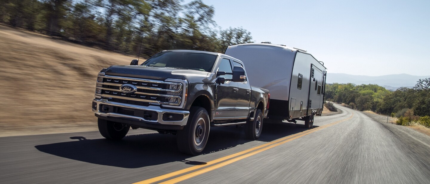 Una camioneta Ford Super Duty® F-250® Tremor® 2023 remolcando una caravana