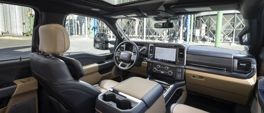 Interior de una camioneta Ford Super Duty® F-350® LARIAT® 2023