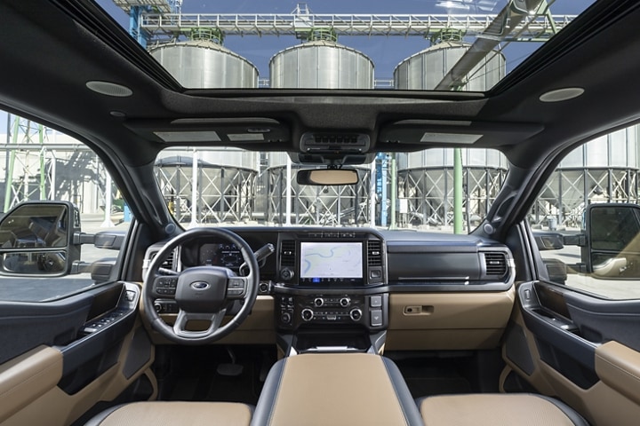Interior de una Ford Super Duty® F-350® LARIAT 2023 resaltando el tablero y el techo corredizo de panel doble