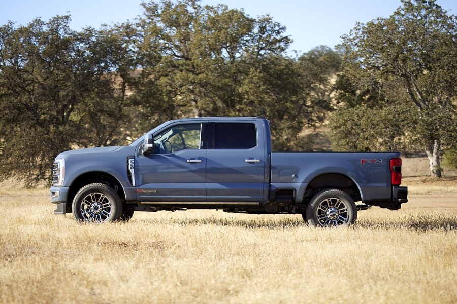 Un modelo de Ford Super Duty® F-350® Limited 2023 estacionada en un campo