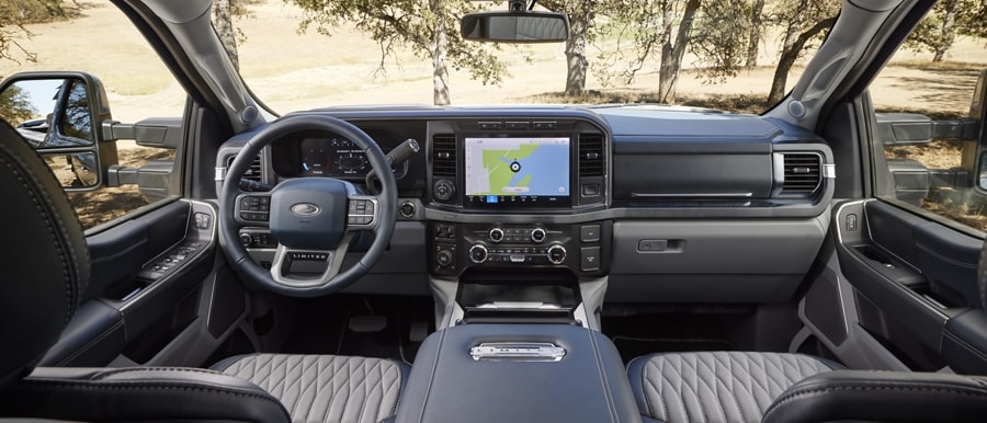 Interior de una Ford Super Duty® F-350® LIMITED 2023 con asientos de cuero