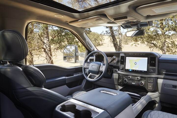 Interior de una Ford Super Duty® F-350® Limited 2023 donde se muestra el panel de instrumentos delantero y una gran pantalla táctil central