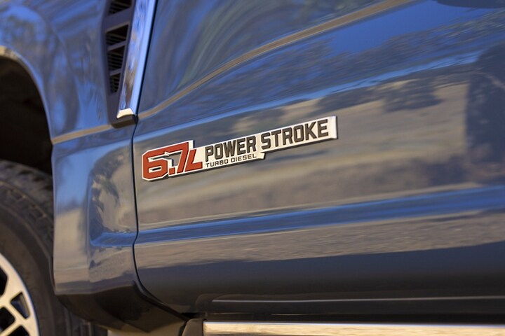 Primer plano del emblema de motor Turbodiésel Power Stroke® de 6.7 litros
