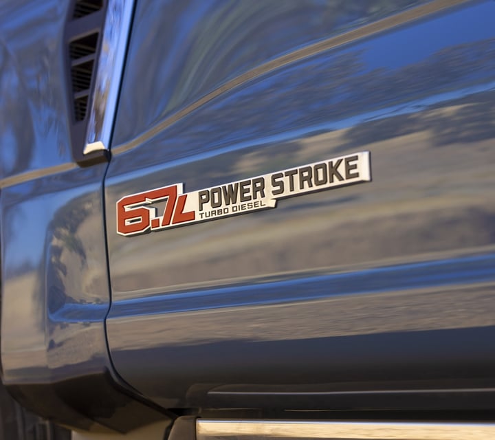 Primer plano del emblema de motor Turbodiésel Power Stroke® de 6.7 litros