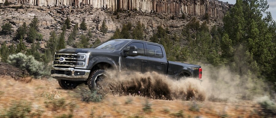 Un modelo de la Ford Super Duty® Tremor® 2023 levantando polvo