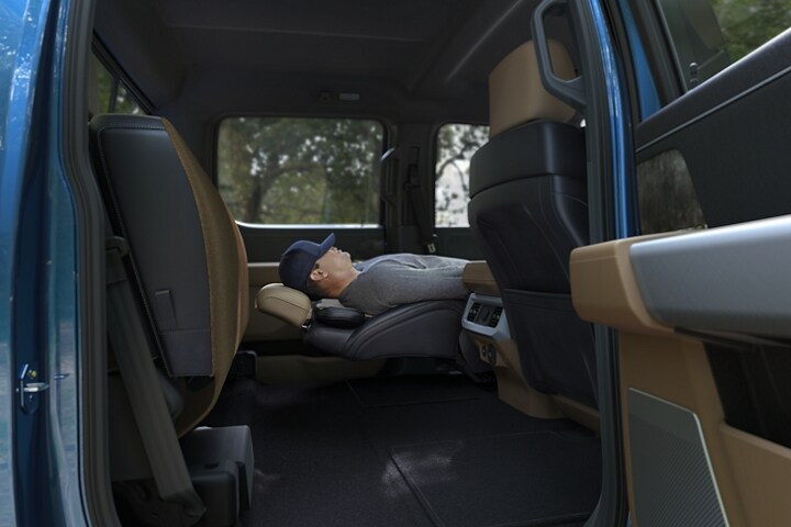 Interior de una Ford Super Duty® F-350® LARIAT 2023