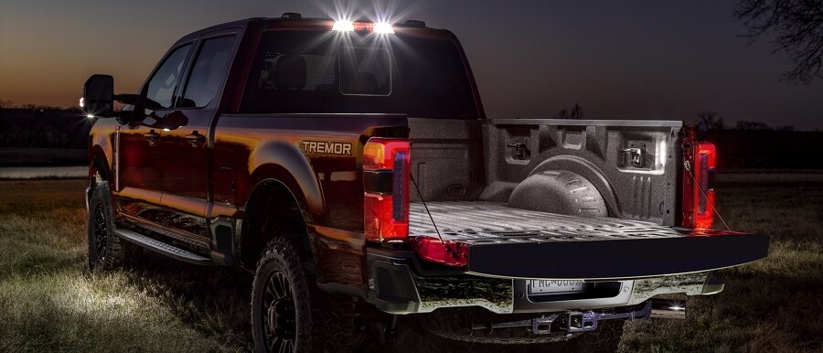 Una Ford Super Duty® 2023 con luces LED en un campo oscuro