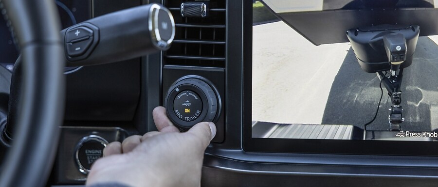 Primer plano de una persona usando la perilla Pro Trailer Backup Assist®