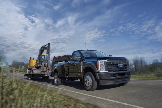 2024 Ford Super Duty® pulling a gooseneck horse trailer