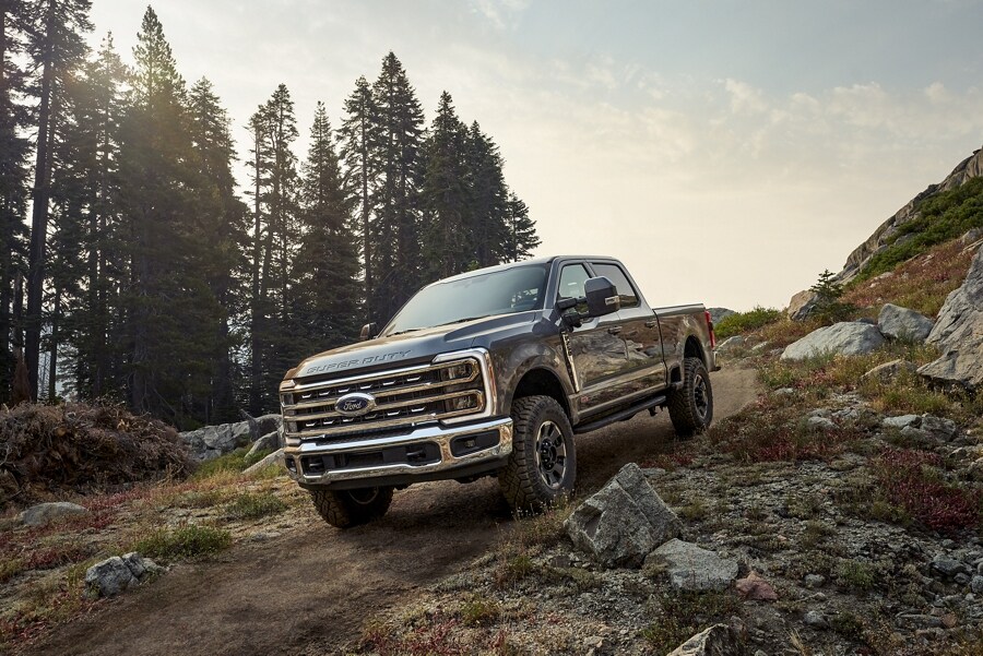 Una Ford Super Duty® F-250® 2023 con Paquete Todo Terreno Tremor® andando por un camino rocoso