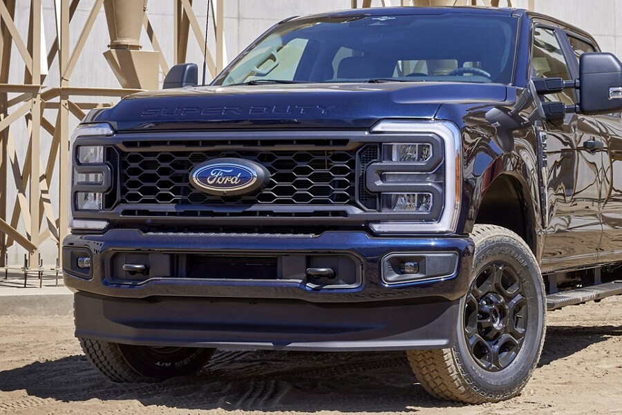 Primer plano de la parrilla y el y logotipo de Ford en una Ford Super Duty® F-250® 2023