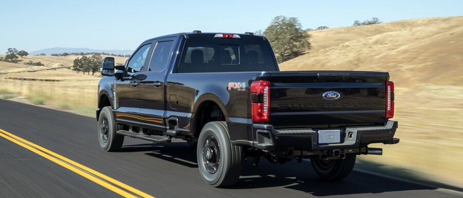 Primer plano de la puerta trasera de una Ford Super Duty® F-350® Limited 2023