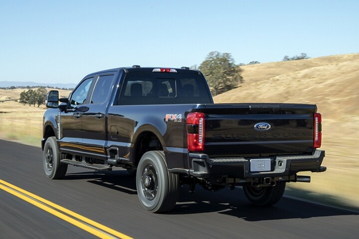 Primer plano de la puerta trasera de una Ford Super Duty® XL 2023 en Antimatter Blue