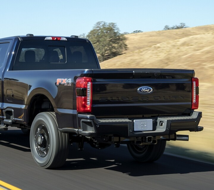 Primer plano de la puerta trasera de una Ford Super Duty® XL 2023 en Antimatter Blue