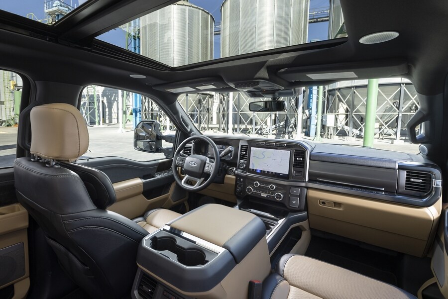 Interior de una Ford Super Duty® F-350® LARIAT 2023