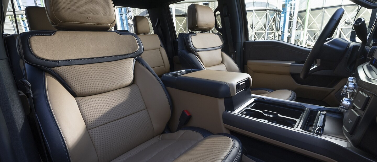 Interior de una Ford Super Duty® F-350® LARIAT 2023