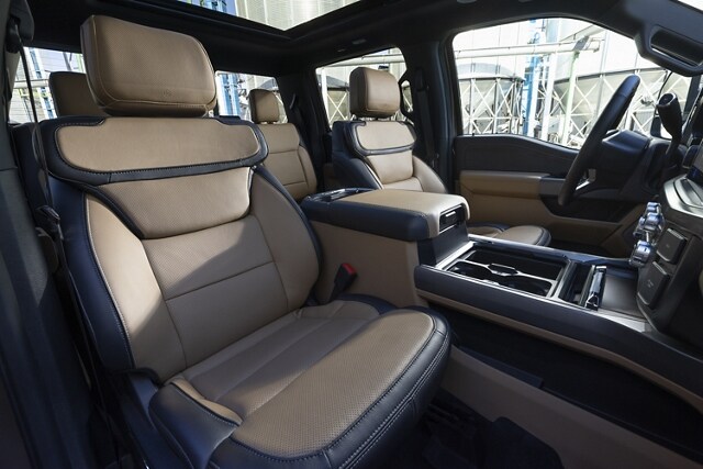 Interior de una Ford Super Duty® F-350® LARIAT 2023