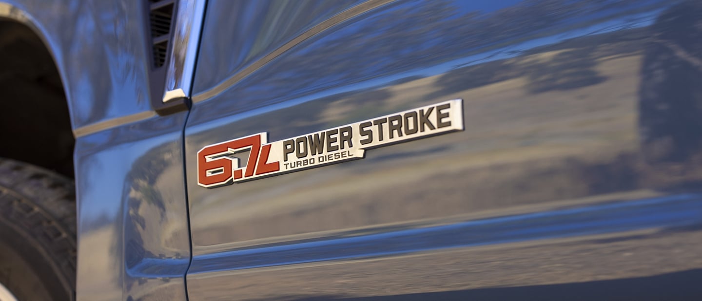 Primer plano del logo de un motor Turbodiésel Power Stroke® de 6.7 litros de una camioneta Ford Super Duty® 2023