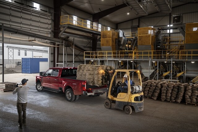 Un palé alto/bajo lleno de bolsas de granos con carga en la plataforma de la Ford Super Duty® LARIAT Crew Cab 2023