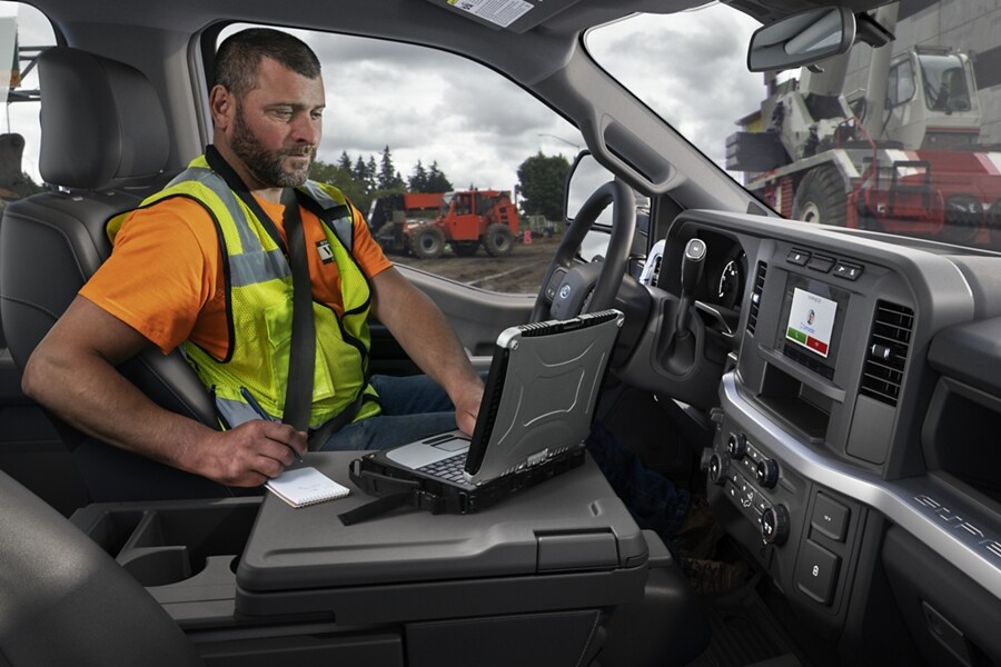Vista en ángulo frontal de una Ford Super Duty® F-250® XL 2023 en un lugar de trabajo