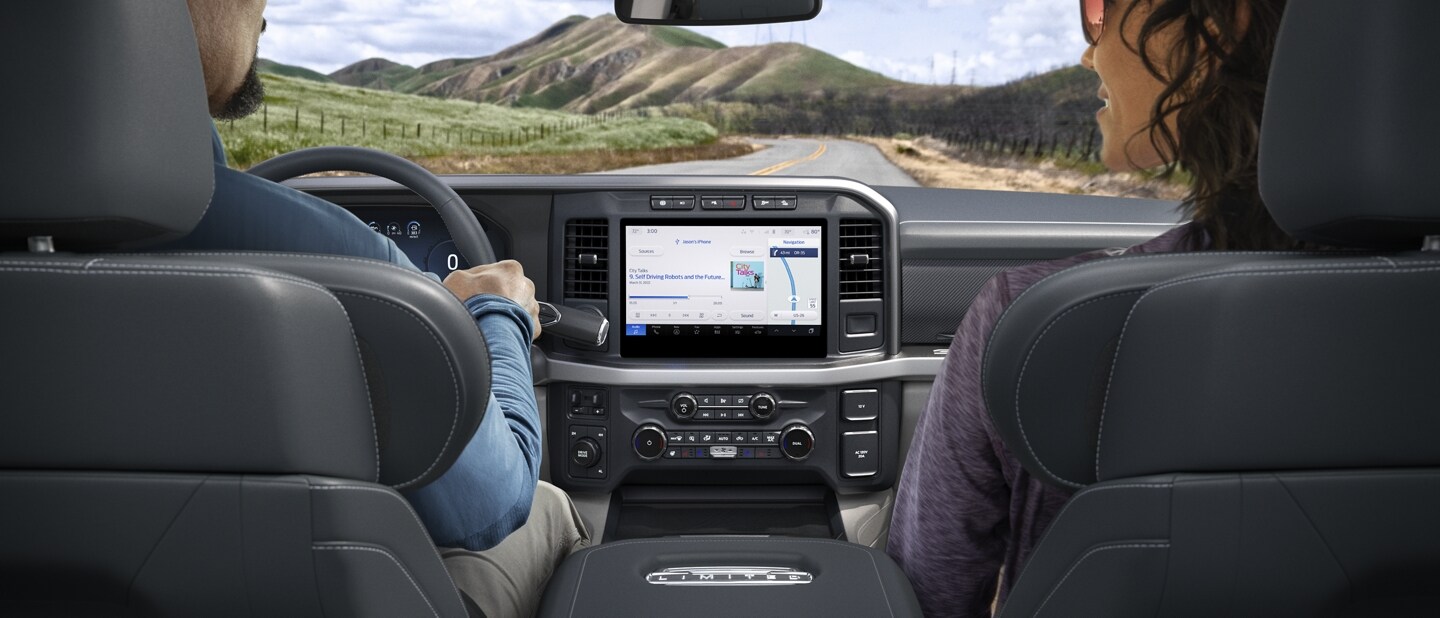 Primer plano de la pantalla de 8” que muestra una imagen de 360º en una camioneta Ford Super Duty® 2023