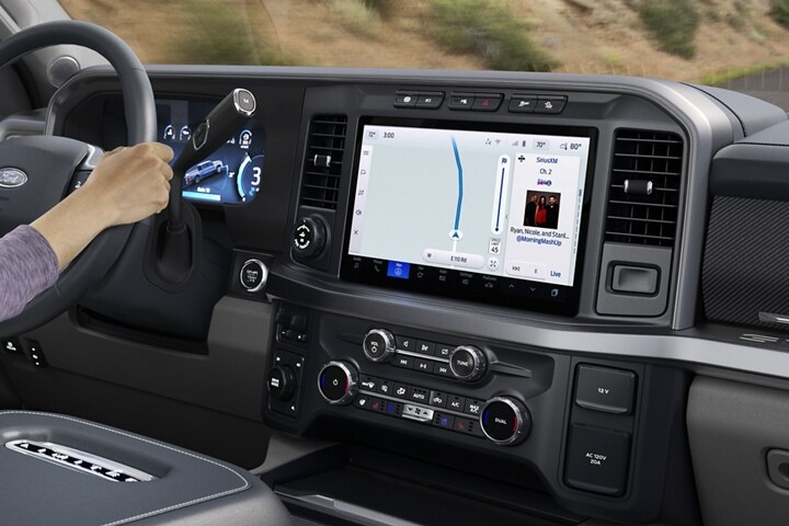 Una mujer conduciendo una camioneta Ford Super Duty® F-450® Limited 2023