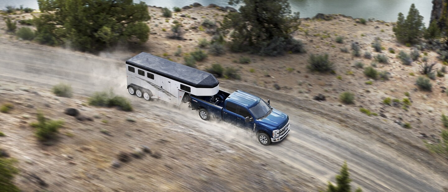 Una Ford Super Duty® F-250® XL 2023 con Paquete de Apariencia STX andando por un camino