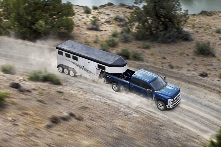 Una Ford Super Duty® F-350® XLT​​​​​​​ 2023 remolcando un tráiler