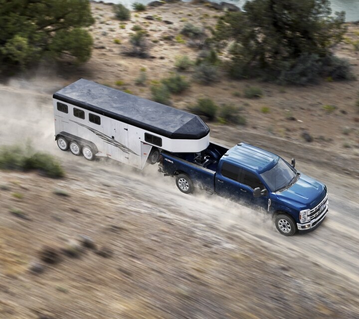 Una Ford Super Duty® F-350® XLT​​​​​​​ 2023 remolcando un tráiler