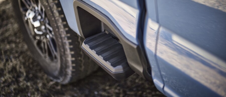 Escalón en el lateral de la plataforma de una camioneta Ford Super Duty® 2023