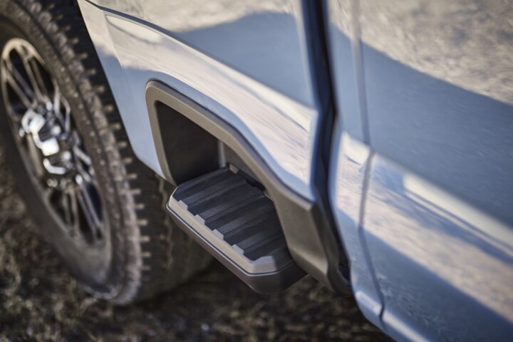 Primer plano del escalón en el lateral de la plataforma de una camioneta Ford Super Duty® 2023